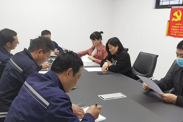 Бодагийн хоёр ажилтан Хятадын коммунист намд нэр төртэй элсэв.